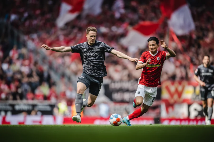 SC Freiburg vs 1. FC Union Berlin, duel for the ball, Bundesliga