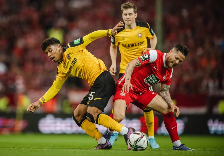 1. FC Kaiserslautern vs Dynamo Dresden, relegation play-off, duel for the ball