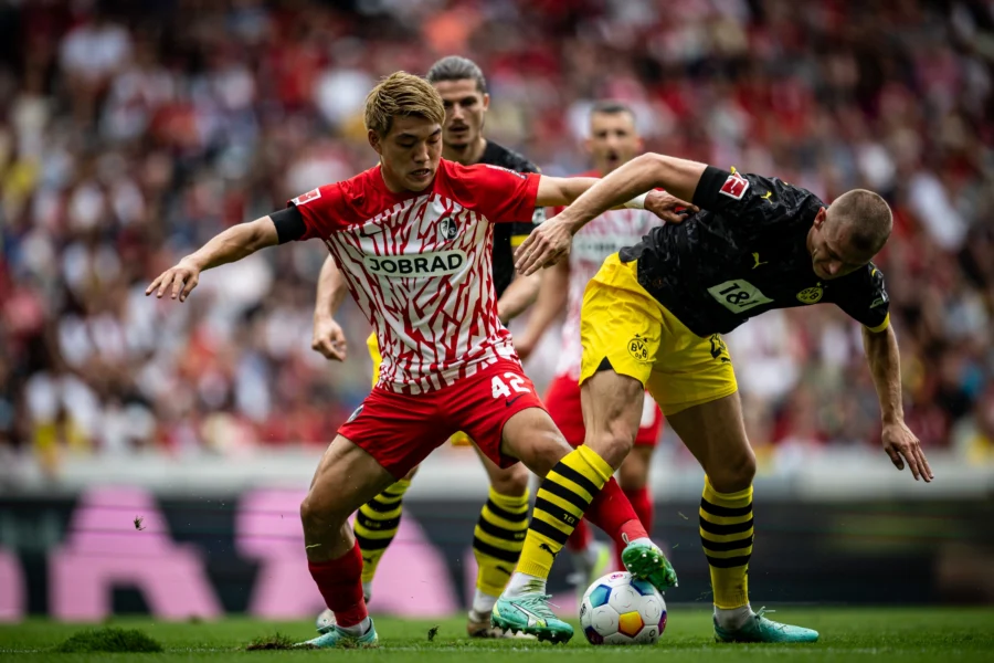 SC Freiburg vs Borussia Dortmund, duel for the ball, Bundesliga
